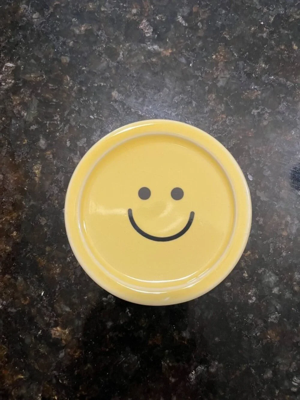 Small Yellow Smiley Face Plate A983
